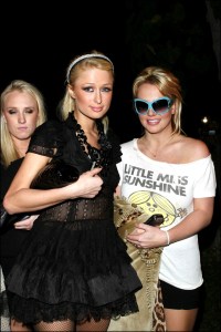 Novembre 2006: nasce l'amicizia tra Britney e Paris Hilton. Una delle "armi di distrazione di massa" più efficaci di quell'anno.