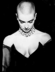 sinead-o-connor-photo-cheveux-courts-short-hairs