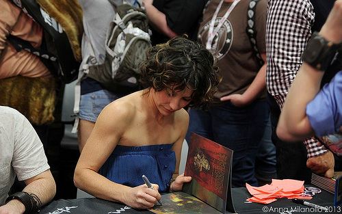 Evangeline Lilly presenta il suo libro (ma lei vince facile).