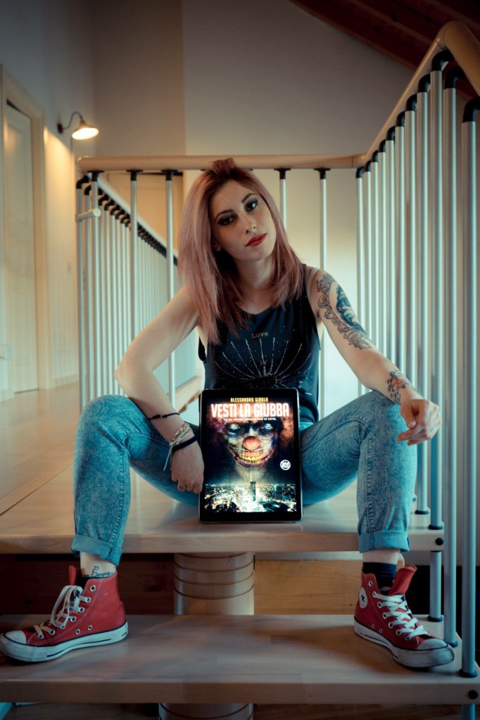 Jasmine Pagano posa con "Vesti la Giubba".